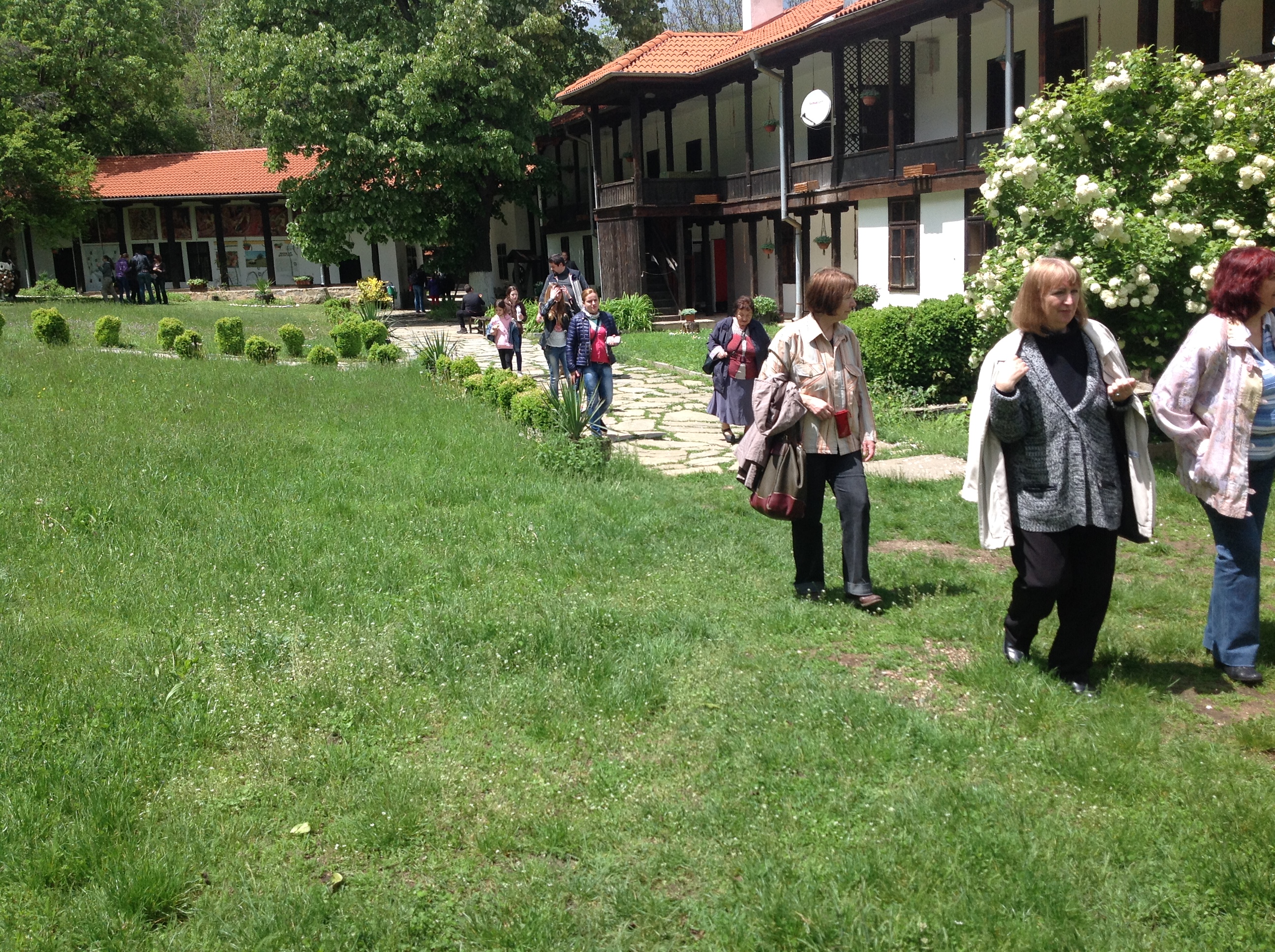 Екскурзия до Гигинския и Земенския манастир по случай 74-ата годишнина от основаването на Института